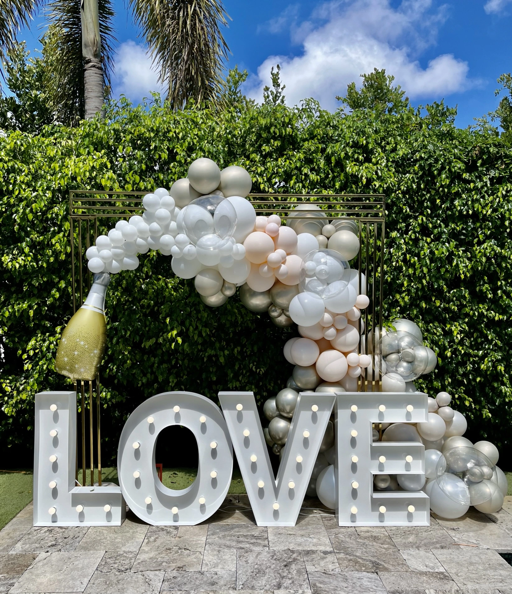 10 Outdoor Balloon Decoration Ideas