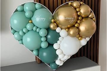 The image shows a heart-shaped balloon arrangement, used as a decorative piece for an anniversary celebration.