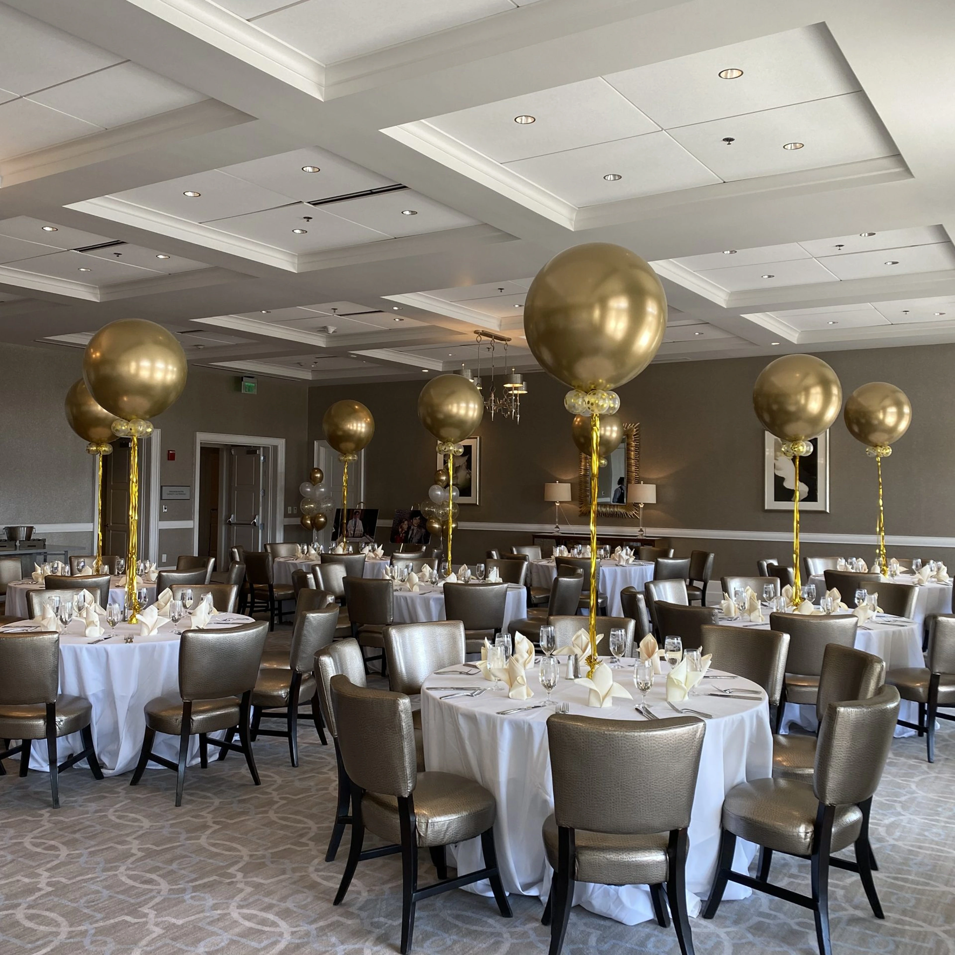 35 Small Balloon Centerpiece Ideas for Parties & Events